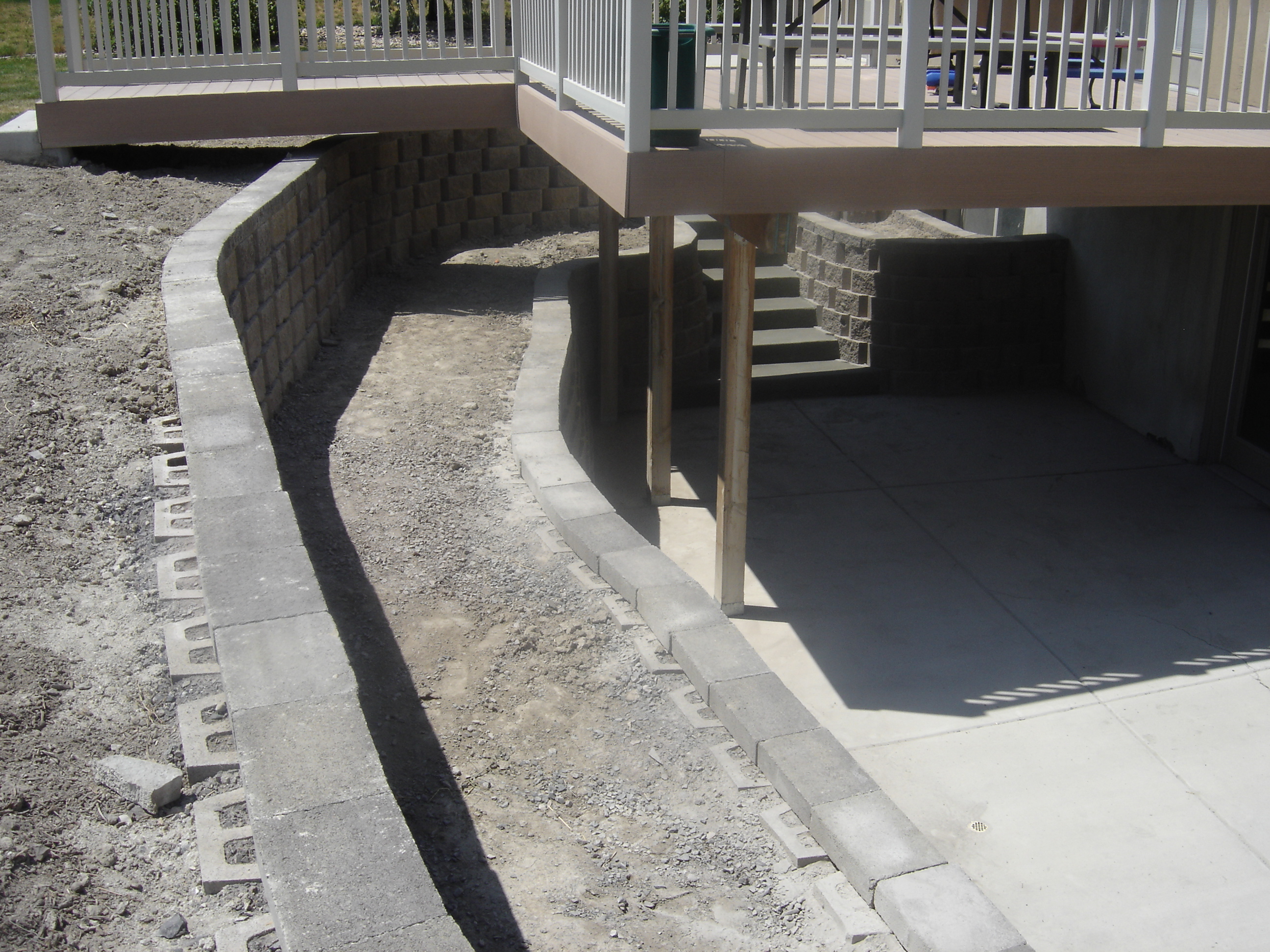 Retaining wall (alternate view)