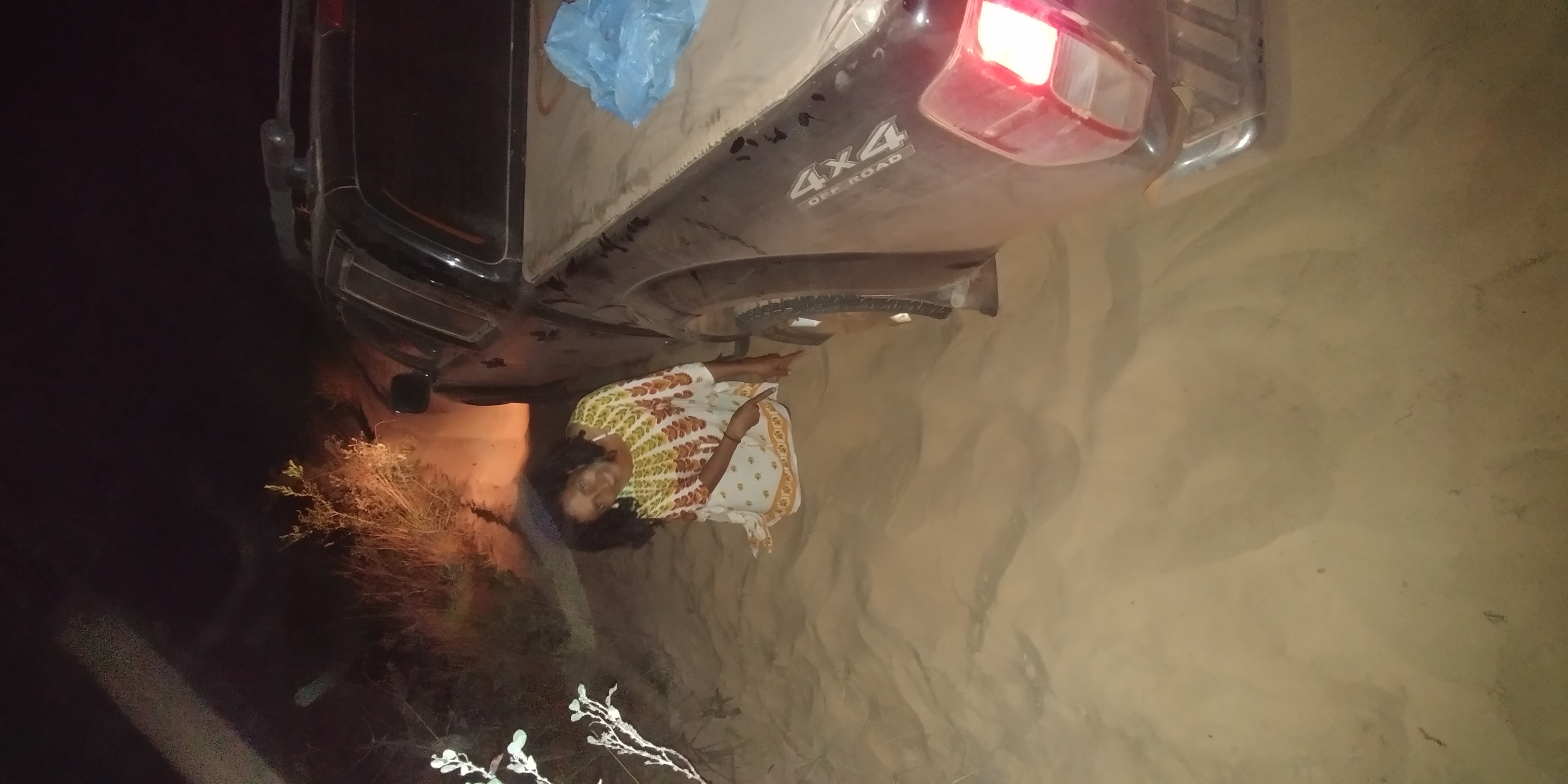 Working to free the vehicle from sand in Jalapão